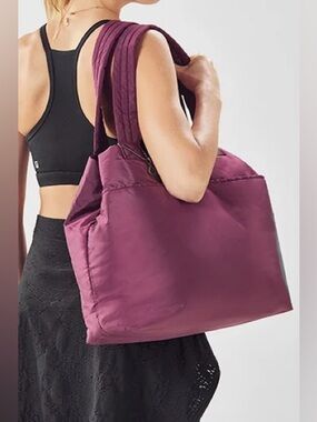 Fabletics The Favorite Tote in BlackBerry